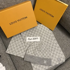 FETASTE LOUIS VUITTON SET🥶 - Fetaste Louis Vuitton Set (mössa samt halsduk) helt nytt med ytterkartongen samt box! Går även att köpa separat! Passa båda killar och tjejer👕👕 hör av er! Möts samt fraktar  