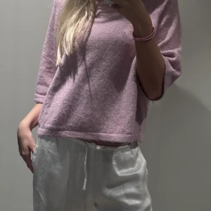 Rosa stickad t shirt - Säljer dessa två stickade t shirtsen från &otherstories. Den ena är mörk rosa och den andra är beige. Den rosa är i storlek M och den beigea är i storlek L. Säljer en för 250kr och båda för 350kr