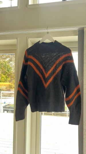 Stickade tröjor  - Svart tröja från Other stories, S Gul tröja från twist and tango, S  600kr/styck elr 1000 för båda. 