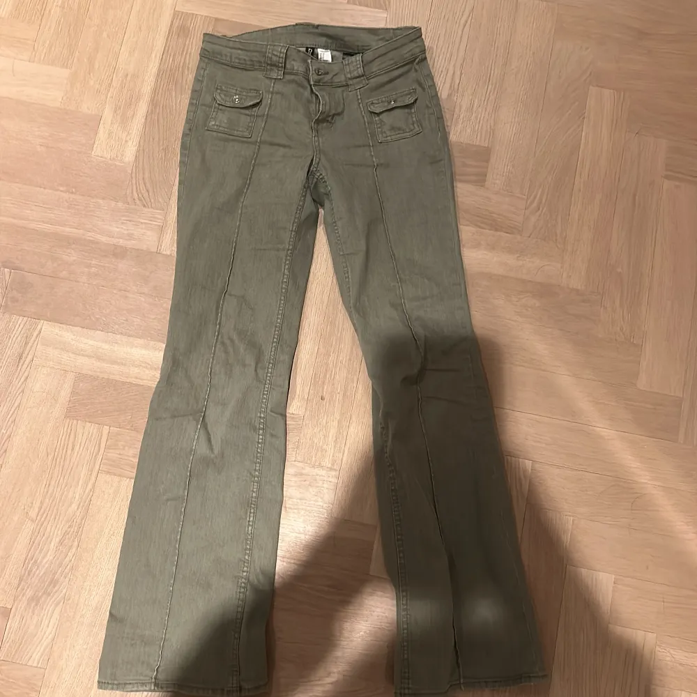 Säljer nu mina väldigt populära hm byxor. De jätte fina, lågmidjade, bootcut och sitter helt perfekt! . Jeans & Byxor.