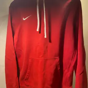 En röd Nike hoodie i bra skick! Storlek M