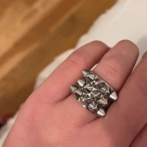 Säljer denna snygga och coola ringen ifrån Edblad i silver. Storlek 16.8 mm. Inga tecken på andvänding alls! Säljer för 175 kronor.💞💖