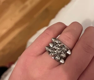 Edblad ring  - Säljer denna snygga och coola ringen ifrån Edblad i silver. Storlek 16.8 mm. Inga tecken på andvänding alls! Säljer för 175 kronor.💞💖