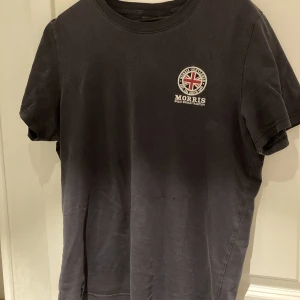 Morris T-shirt  - Säljer min morris T-shirt finns ett litet hål i mitten på T-shirten annars helt fel fri strl M skick 8/10 Pris kan diskuteras vid snabb affär 