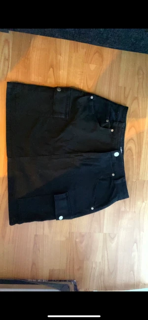 Cargokjol - Svart kjol med ”fick” detaljer som Cargobyxor   Storlek S inga anmärkningar 