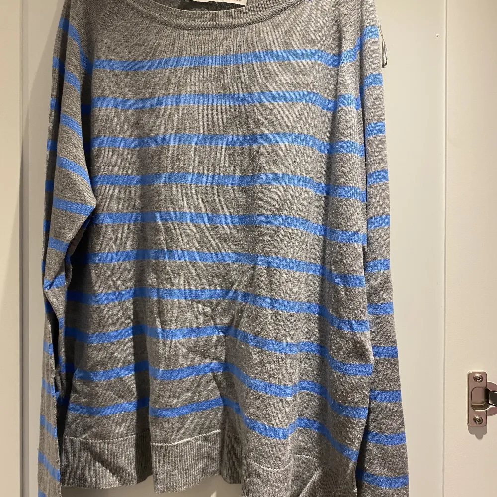 Jättefin stickad tröja från zara! Köpt för ett bra tag sen, men bara använd en gång⭐️⭐️Köptes för 300kr. Stickat.