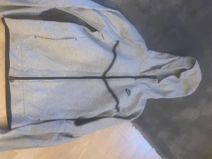 Nike tech fleece  - Säljer mina barns fleece använda 1 gång nästa som mya 