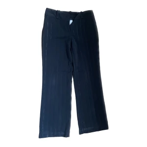 Kostymbyxor  - Svarta kostymbyxor, de har glittriga remsor - syns dock inte supermycket, väldigt 2000tal