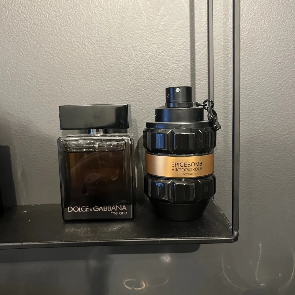 Tjena, jag säljer två parfymer som jag inte använder.  SPICEBOMB EXTREME 90ml flaska (ca 85ml kvar) säljs för 800kr DOLCE & GABBANA the one 50 ml flaska (ca 45 ml kvar) säljs för 499kr Jag är villig att byta så skriv gärna om du har någon parfym.. Övrigt.