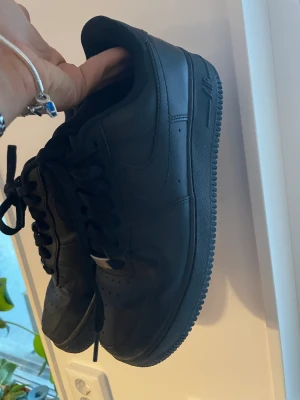 Svarta air force 1  - Svarta ari force 1 i bra skick, säljer dom för att inte kommer till användning 💗💗storlek 40
