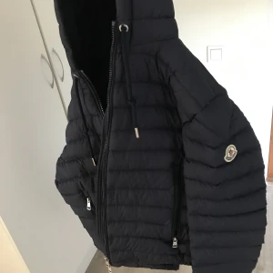 Moncler Eus - NFC Scan direkt till Monclers hemsida. Storlek 2. 