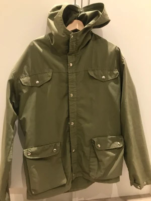 Fjällräven jacka  - En Fjällräven i fint skick. Nypris ligger på 3200. Jag säljer den för 1500. Storlek Large 🤗