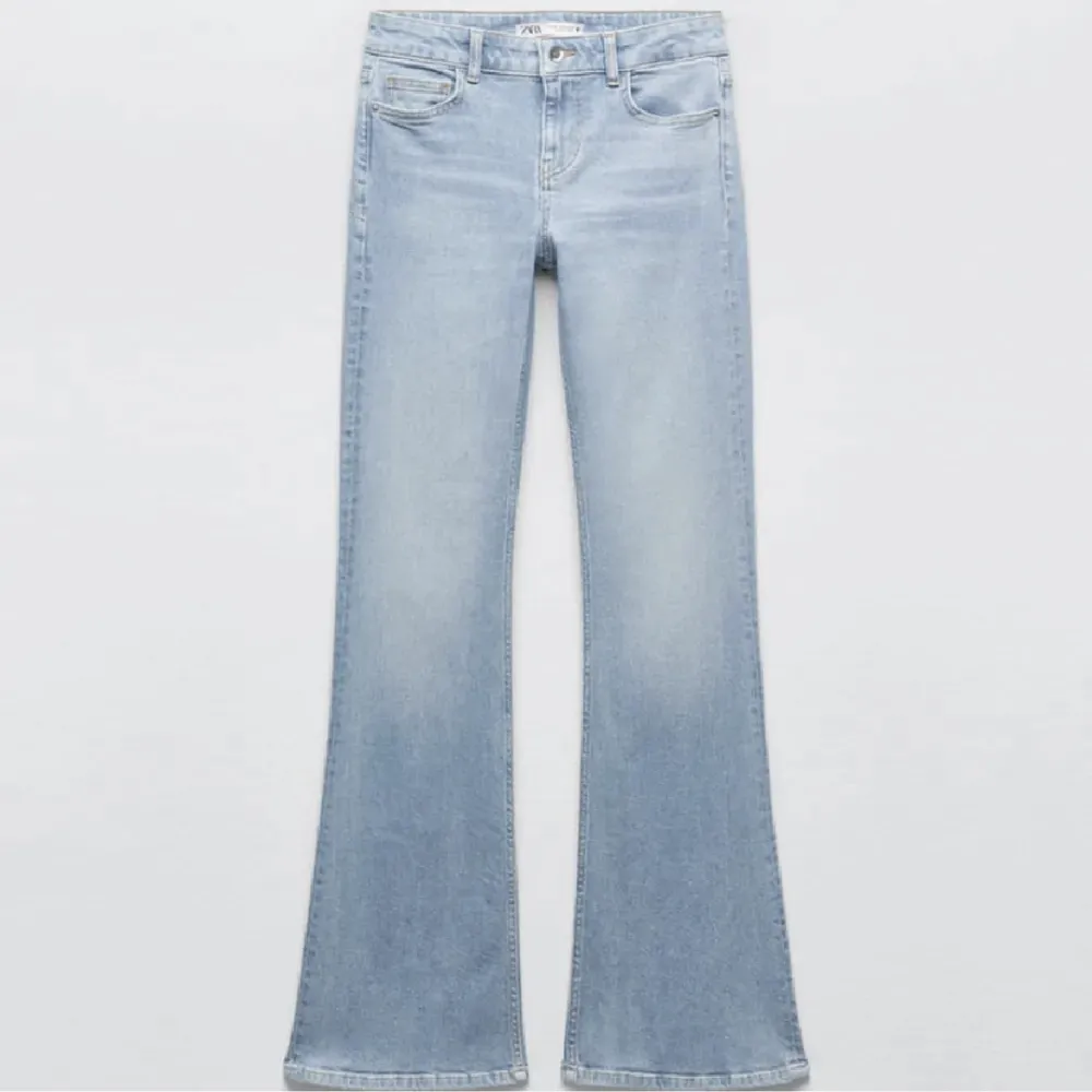Jätte fina jeans från zara. Säljer då dem tyvärr inte kommer till användning. Väldigt bra skick, enda defekten är lite slitningar längst ner på benen. Bara att skriva om ni har frågor!. Jeans & Byxor.