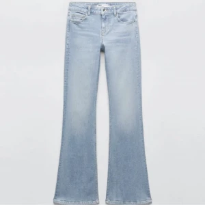 Zara Low Flare Jeans  - Jätte fina jeans från zara. Säljer då dem tyvärr inte kommer till användning. Väldigt bra skick, enda defekten är lite slitningar längst ner på benen. Bara att skriva om ni har frågor!