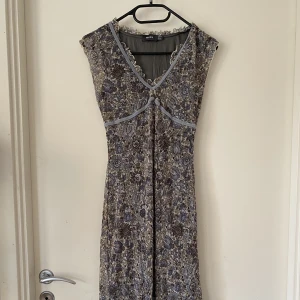 Blommig klänning xs - Fin klänning passar även S. Köpt secondhand men har inte fått någon användning av den