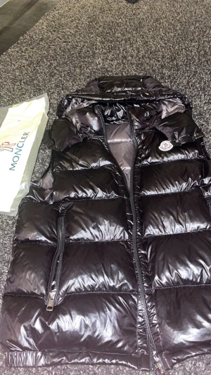 Moncler väst - En moncler väst köpt på nk för 2 år sedan storlek S ufc scan på märket hör av er