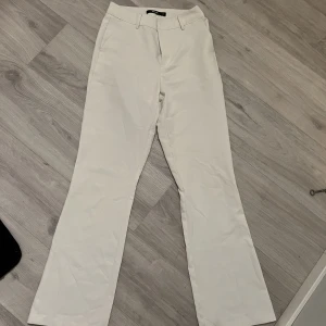 Kostymbyxor  - Skit snygga bootcut kostymbyxor från bikbok. Är medelhöga och passar dig som är mellan 165 - 175