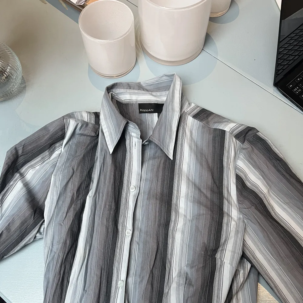 En gråblå randig skjorta i väldigt mjukt material ☺️. Skjortor.