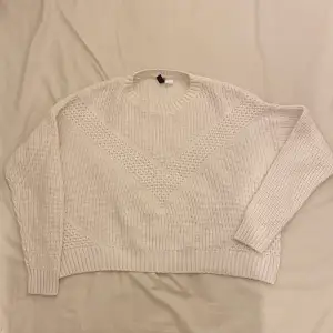 Stickad tröja från H&M divided i storlek M. Använd typ 1 gång därav nyskick. Säljer pga att den inte kommer till användning 
