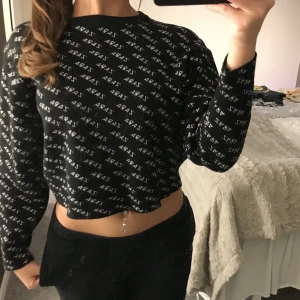 Zara knit  - Tröja från zara, lite croppad. Superskön och jättefint skick!🩷kommer ej till användning 