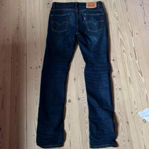 Levi’s 510 för barn. Liten i storleken så passar barn som är yngre än 14 också. Använda sällan.