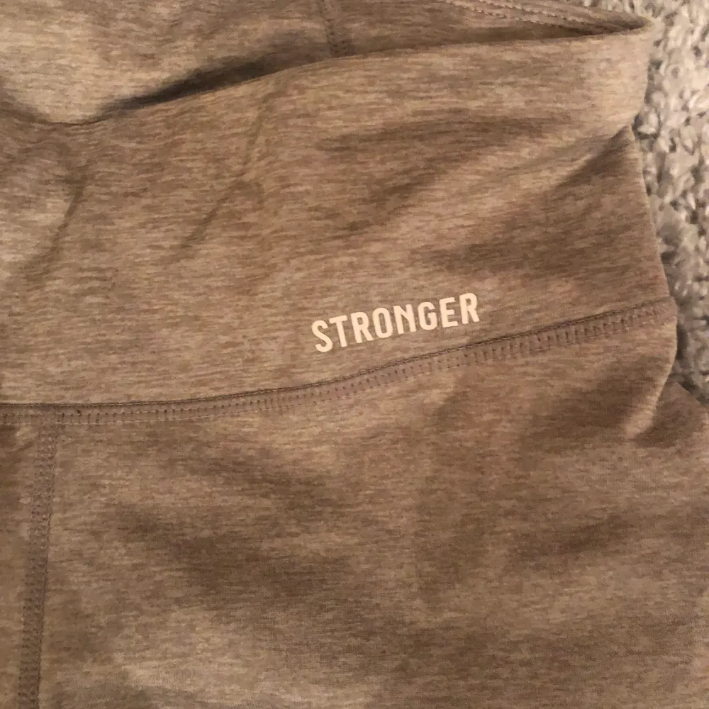 Träningstights stronger storlek small och i bra begagnat skick, lite skavd insida lår ( se bild). Jeans & Byxor.