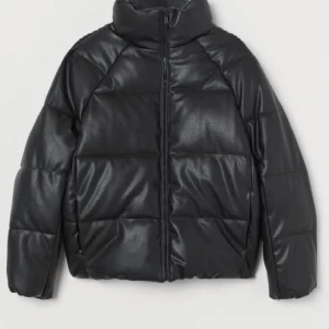 Puffjacka från H&M - Köpt här på plick, var en favorit förra hösten att använda men den har nu bytts ut till en annan jacka jag föredrar. Hoppas att någon här får mer användning av den än vad jag har 🤗 Storlek varierar beroende på hur man vill att den ska sitta🫶