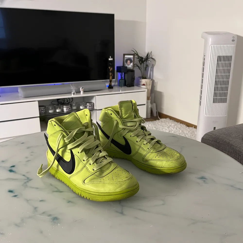 Säljer nu mina Nike dunk x ambush då jag knappt använder de längre, trodde inte jag skulle sälja de så har varken kvitto eller låda kvar. Skor.