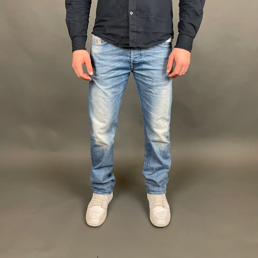 Dessa jeans är inte bara en stilfull fashion statement, de har också en tidlös charm och är i utmärkt skick trots att de är använda. Med sin unika design ger de dig en sofistikerad look samtidigt som de är sköna att bära.. Jeans & Byxor.