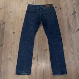 säljer min killes Levis jeans i storlek 30/32, skriv för frågor eller fler bilder, modell 501