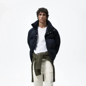 Puffer jacket - INTRESSEKOLL?!?! Tänkte kolla om någon är tintresserad av att köpa min superfina pufferjacket från zara. Marinblå, varm och snygg modell. Unisex. Oversize. Storlek L, jag brukar ha M/L så jag gillar oversize men passar S med. Använd fåtal gånger. 
