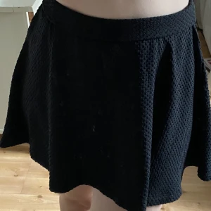 Svart kjol - Svart kjol med prickar