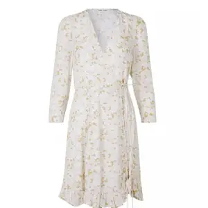 Säljer en oanvänd klänning från Samsoe Samsoe i storlek S  Säljs för 700kr Nypris 1499kr