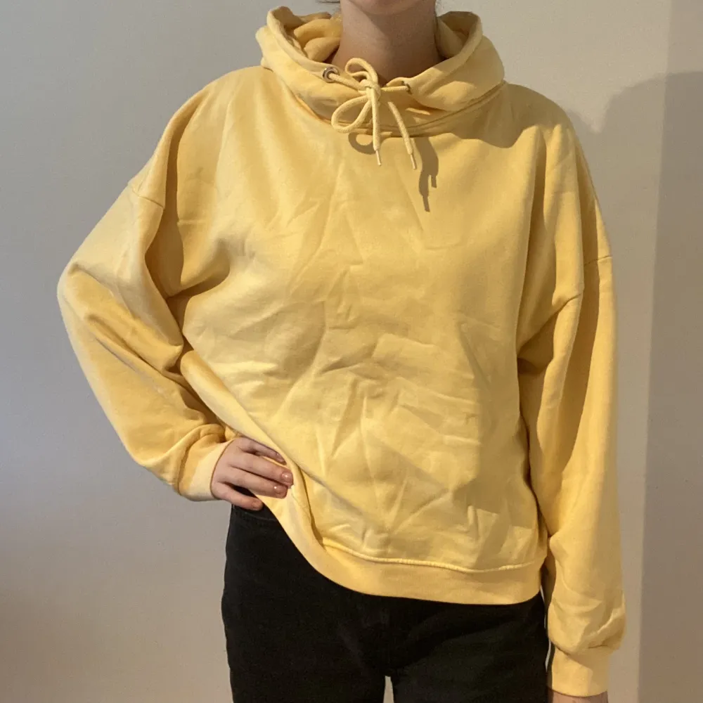 Varm och mysig gul hoodie från lager 157 i storlek L/XL men skulle säga M/L. Använd fåtal gånger därav nyskick. Säljer pga att den inte kommer till användning.. Hoodies.