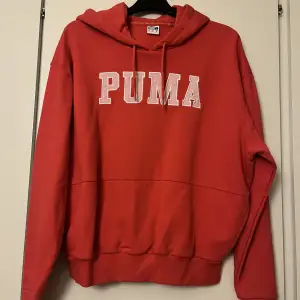 En hoodie från puma X Bianca ingrosso i strl xs, knappt använd så i nytt skick 