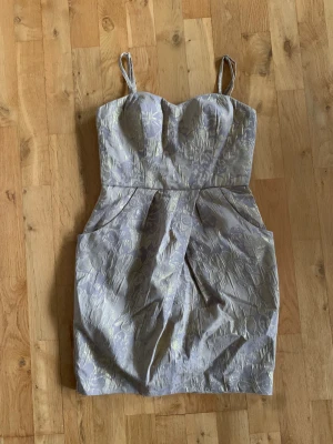 Festklänning  - Fin guldig festklänning från vero Moda. Inga märken eller fläckar. Skriv privat för fler bilder.