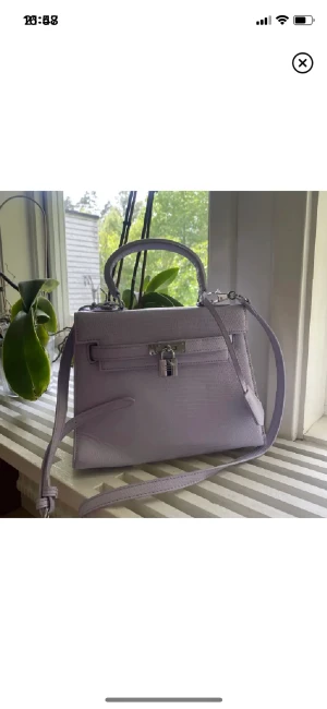 Handväska - Helt oanvänd. Lappen är kvar. Lite böjd i ena hörnet efter leveransen till mig, går säkerligen att jämna ut om man lägger i nåt i den en dag eller två. Köpt för 58 dollar plus frakt och tull. Säljes för 200kr. Fler bilder kan skickas vid efterfrågan!