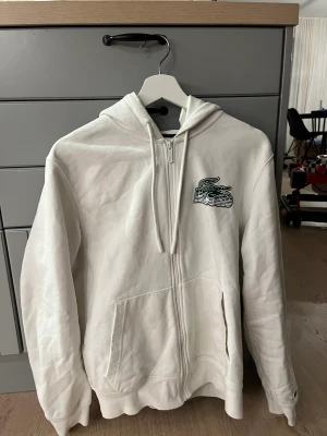 Lacoste hoodie - Lacoste hoodie cream färg   Knappt använd inga fläckar eller liknande   Nypris 1649kr  
