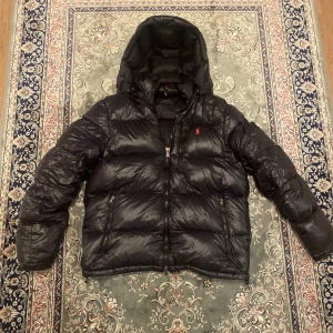 Polo Ralph Lauren jacka - Tja nu säljer jag min as schysta jacka från polo. Köpt för 4595,, köp av mig för endast 2999! Kvitto finns. Med denna jacka kan jag garantera dig att du håller dig varm under vintern. Scam bud vid 3150, köp direkt för 3000 mvhLiamsellout!🤝❤️