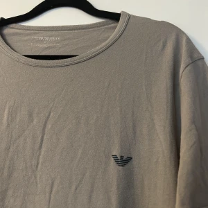 Armani tshirt - Tshirt från Armani. Det ända ”felet” med den är den lilla fläcken ungefär mellan brösten på bilden i mitten, som tyvärr inte går bort i tvätten. Den är minimal och inget man alls lägger märke till, men det är ändå värt att tilläggas. 
