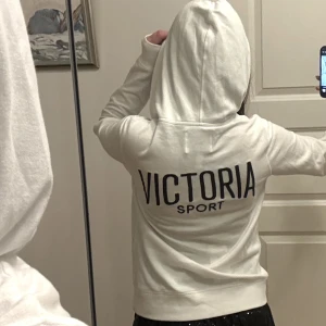 Victorias secret Hoodie  - Hoodie i strl S i super fint skick som ny. Inga fläckar eller hål. 