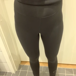 Calvin Klein Träningstights  - Säljer ett par svarta träningstights från Calvin Klein. Normal i storleken. Är i använt skick. Storlek: S. 