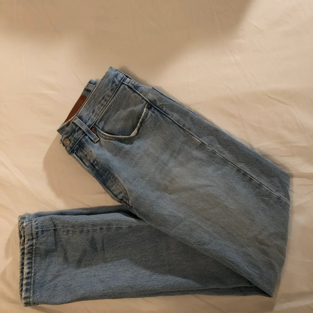Här är mina gamla Levis 501 jeans som jag köpte för 1300kr. Skicket är 8/10. Strl är W:25 och L:30.  Va inte rädd att meddela vid frågor!  PRIS KAN DISKUTERAS VID SERIÖS KÖPARE!. Jeans & Byxor.