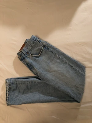 Levis jeans 501 👖 - Här är mina gamla Levis 501 jeans som jag köpte för 1300kr. Skicket är 8/10. Strl är W:25 och L:30.  Va inte rädd att meddela vid frågor!  PRIS KAN DISKUTERAS VID SERIÖS KÖPARE!
