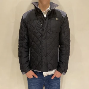 Jacka ESPRIT - Hej! Säljer nu min jacka från ESPRIT i storlek M, fint skick. Tveka inte på att höra av dig om du har frågor eller funderingar kring varan!