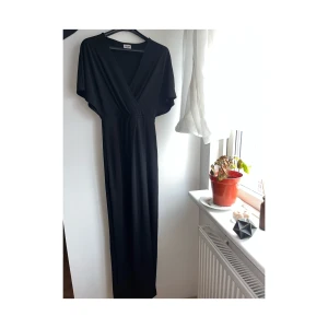 Balklänning svart  - Svart balklänning från Bubbleroom. Använd 1 gång, i jättebra skick.