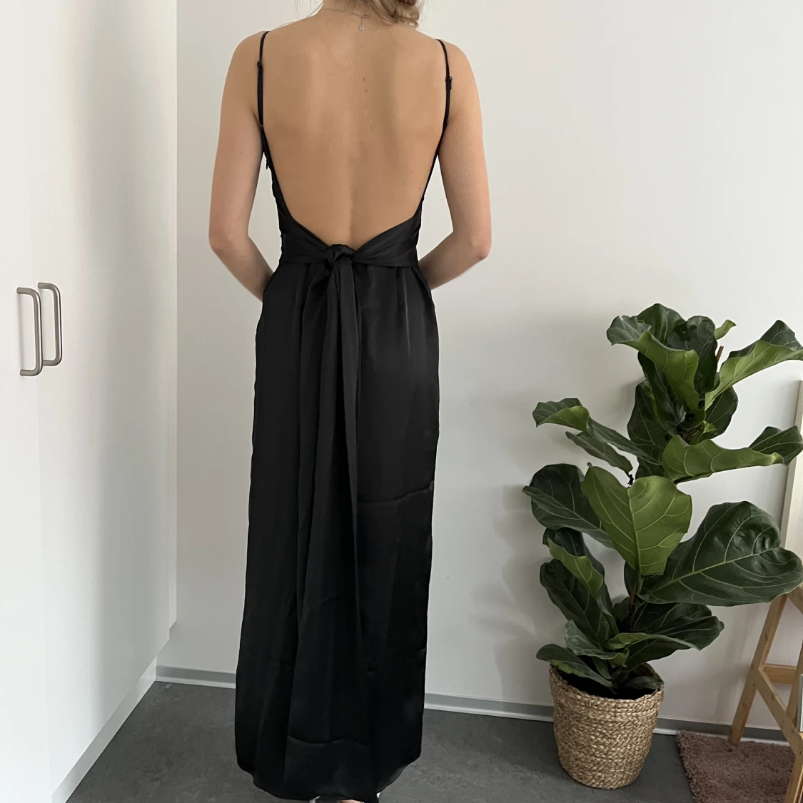 Maxiklänning i satin med låg rygg, Stl S - 91