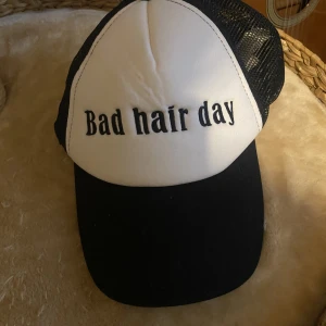 Keps  - Rolig keps med fint motiv, väldigt bra skick 