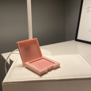 Rosa blush - As snygg blush som ger dig en snygg glow😍 sminkar mig inte drf säljs den! Helt oanvänd! Pris går att diskuteras❤️ original pris: 250kr