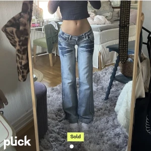 lowwaist jeans - ⚠️LÅNADE BILDER⚠️ SUPERSNYGGA lågmidjade jeans som jag köpte här på plick men som tyvärr inte passade utan var lite för små därav säljer jag de